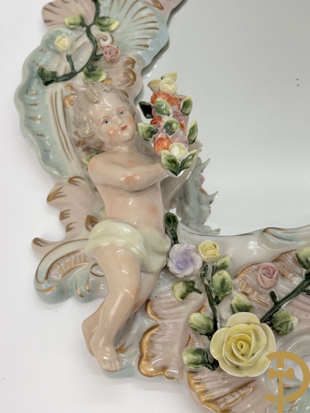 Porseleinen spiegel met cupido en bloemen bezet + porseleinen beeld met cupido en rocailles