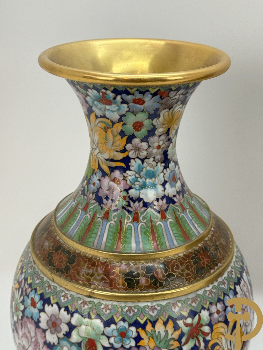 Paar cloisoné vazen met kleurrijk bloemendecor op houten sokkel