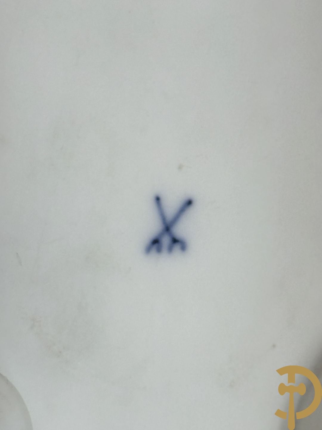 Vijf witte biscuits met cupido