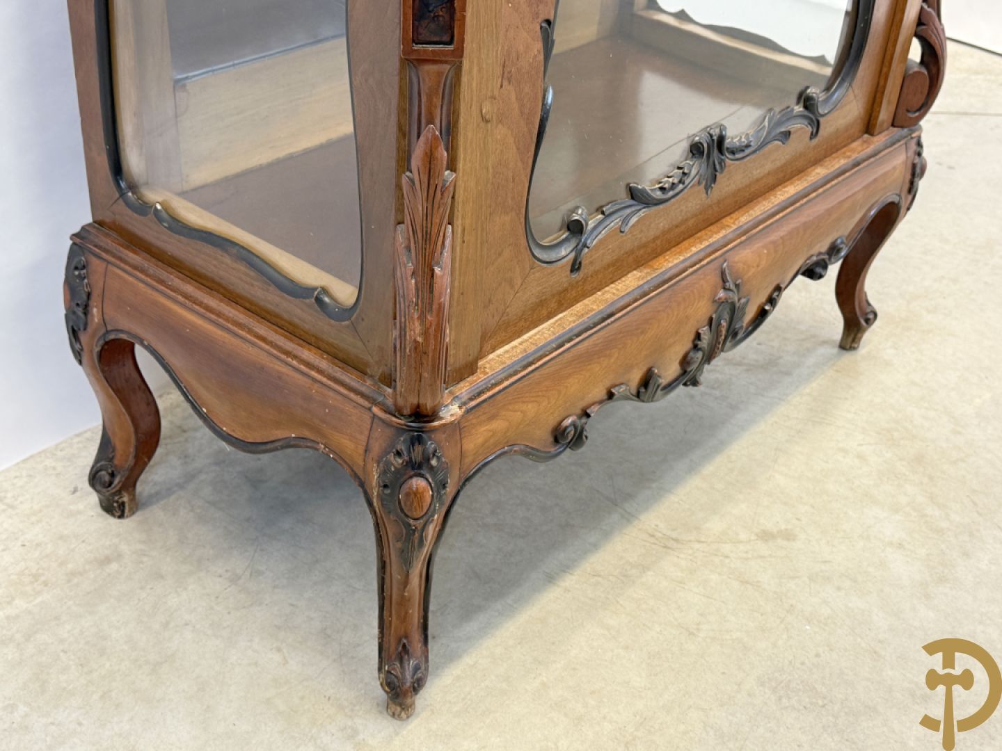 Franse notelaren vitrine met Louis XV motieven en fruitranken, bovenaan bezet met amfoor, 19e