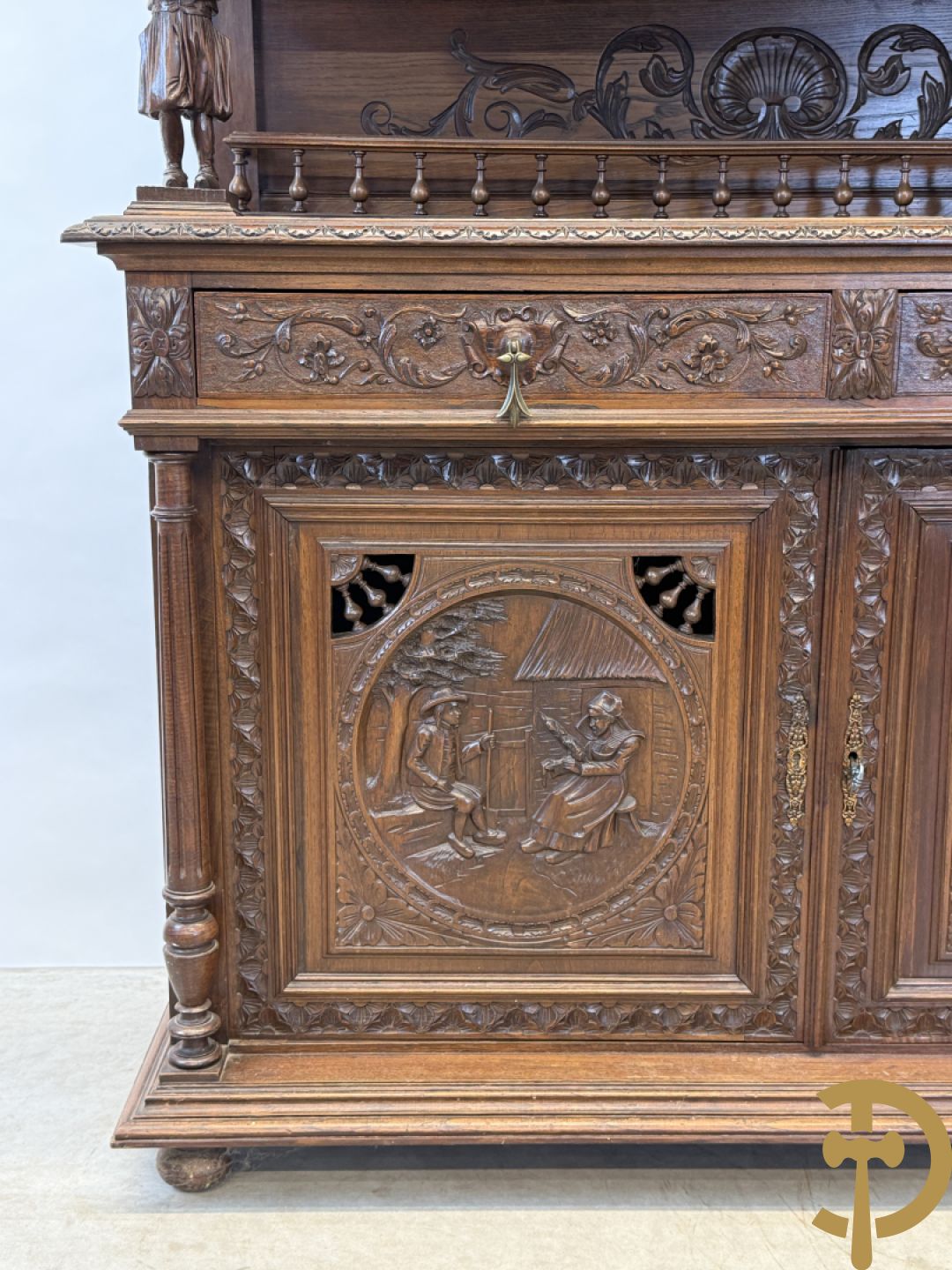 Massief eiken Bretoense eetkamer bestaande uit buffet met 3 deuren boven, 2 deuren onder, lades midden en gesculpteerde geanimeerde scènes + desserte + uittrekbare tafel + 6 stoelen + extra allonge