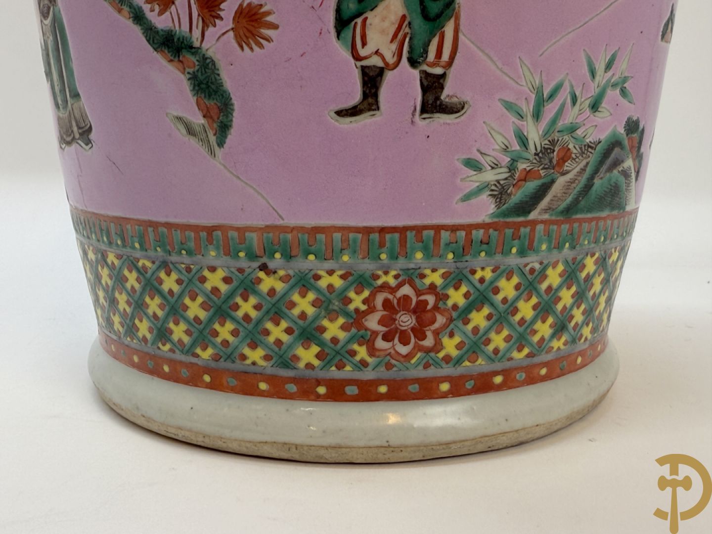 Chinese porseleinen meerkleurige vaas met decor van wijsgeren in landschap