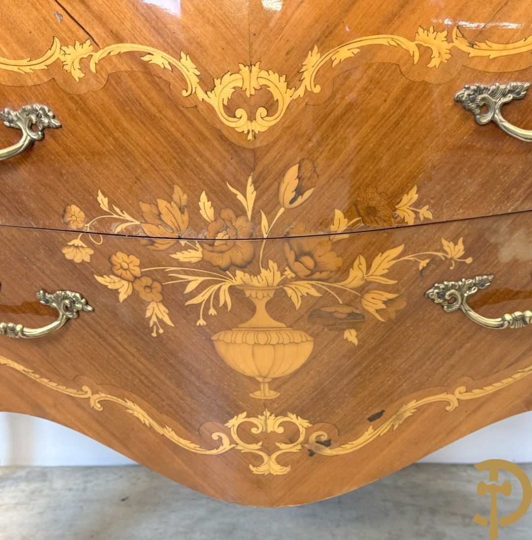 Gegalbeerde notelaren commode met 3 lades en bloemenmarketterie