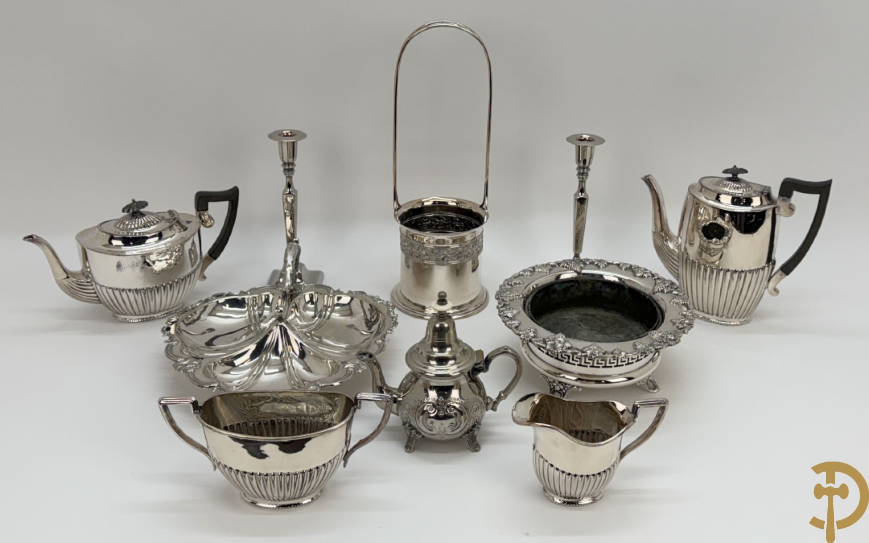 Engels verzilverd koffie- en theeset + verzilverde koekjesschaal + 2 verzilverde coupes + 2 verzilverde kandelaars + verzilverd kannetje