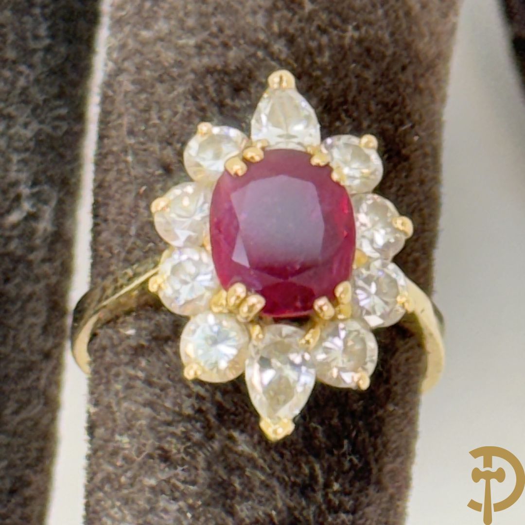 Geelgouden damesring met centrale ovale robijn van 1,53 ct. en 2 peervormige diamanten 0,,43 ct.