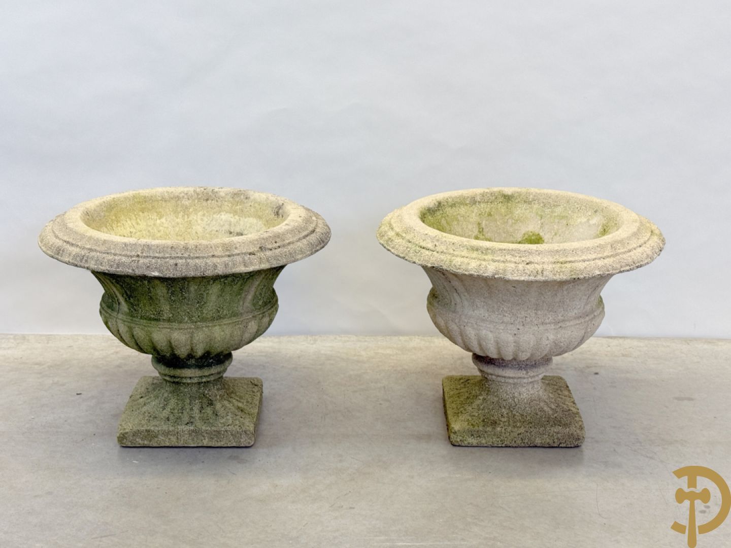 Paar stenen cachepots, onderaan gelobd