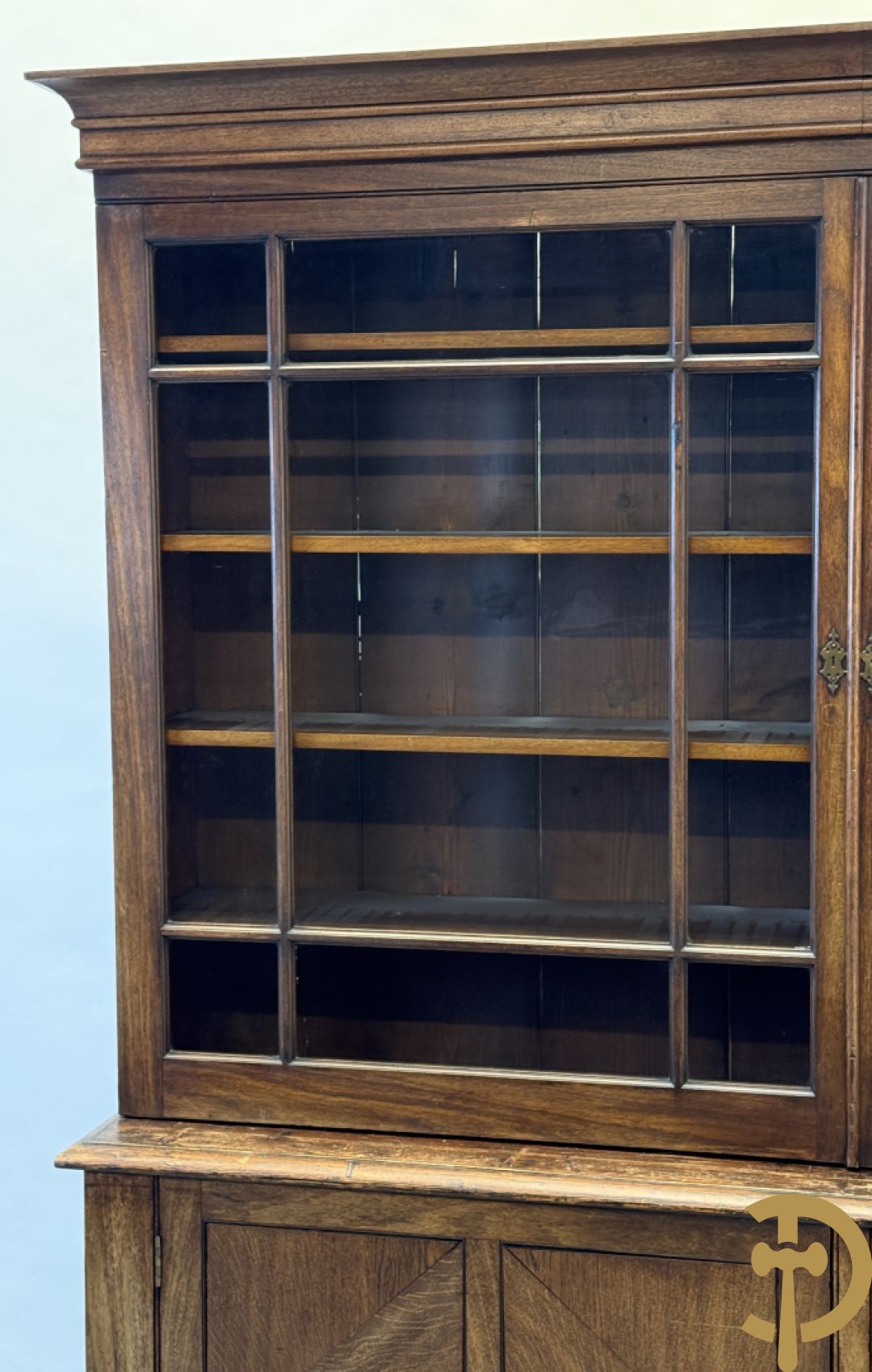 Grote kast met tweedeursvitrine bovenaan en beneden met 2 gesloten deuren - combinatie van eik, mahonie en notelaar