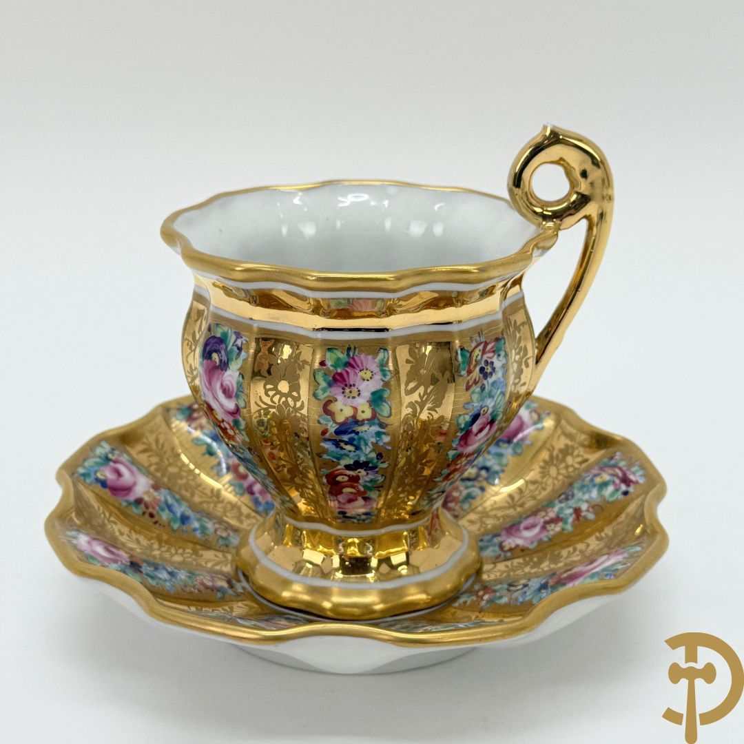 Handbeschilderde porseleinen siervaas met bloemenbeschildering en sfinxen + paar porseleinen cachepots met bloemendecor + 3 porseleinen  kopjes en schoteltjes