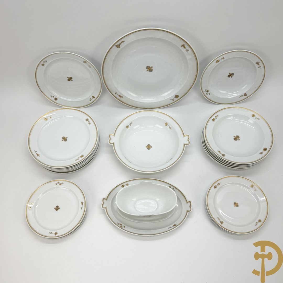 Wit porseleinen servies met vergulde rand en vergulde bloemenmotieven, Meissen, bestaande uit 8 platte borden (2 met schilfer aan rand), 7 diepe borden, 6 dessertborden, saladekom, sauskom en groentenschotel (1 handvat gelijmd)