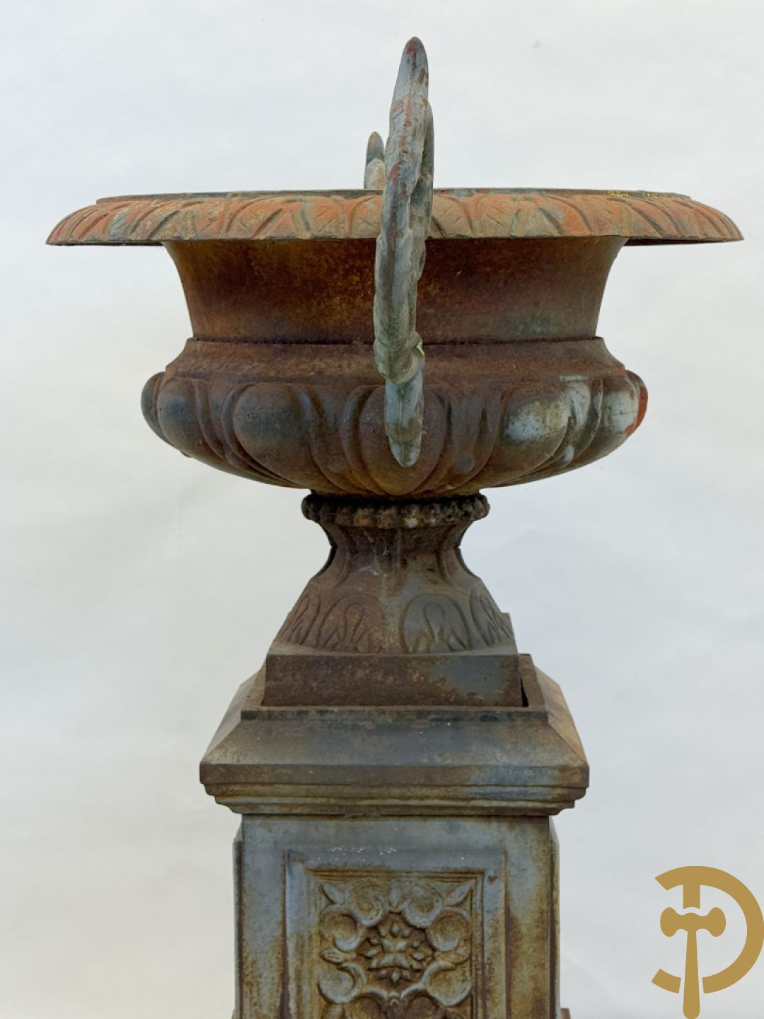 Gietijzeren amfoor met 2 oren op sokkel