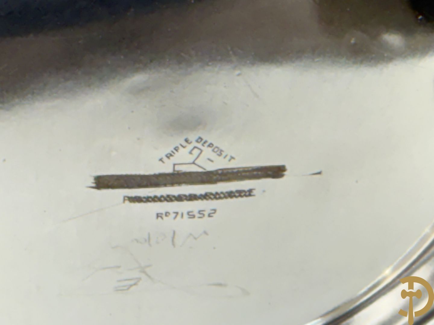 Engels verzilverd koffie- en theeset + verzilverde koekjesschaal + 2 verzilverde coupes + 2 verzilverde kandelaars + verzilverd kannetje