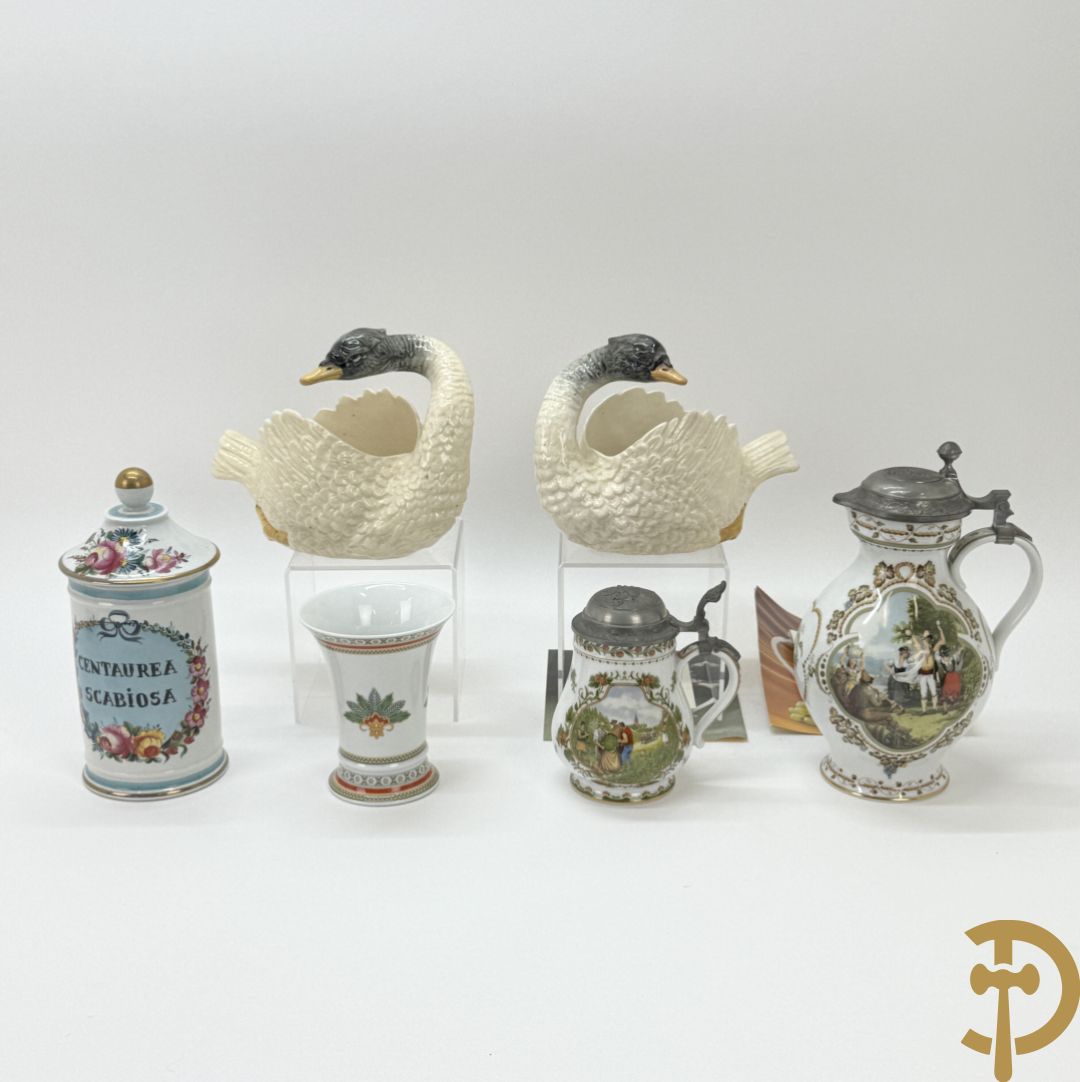 Varia porselein en keramiek : paar jardinières met zwanen, apothekerspot, 2 schenkkannen Franklin Mint en vaas Hutschenreuter