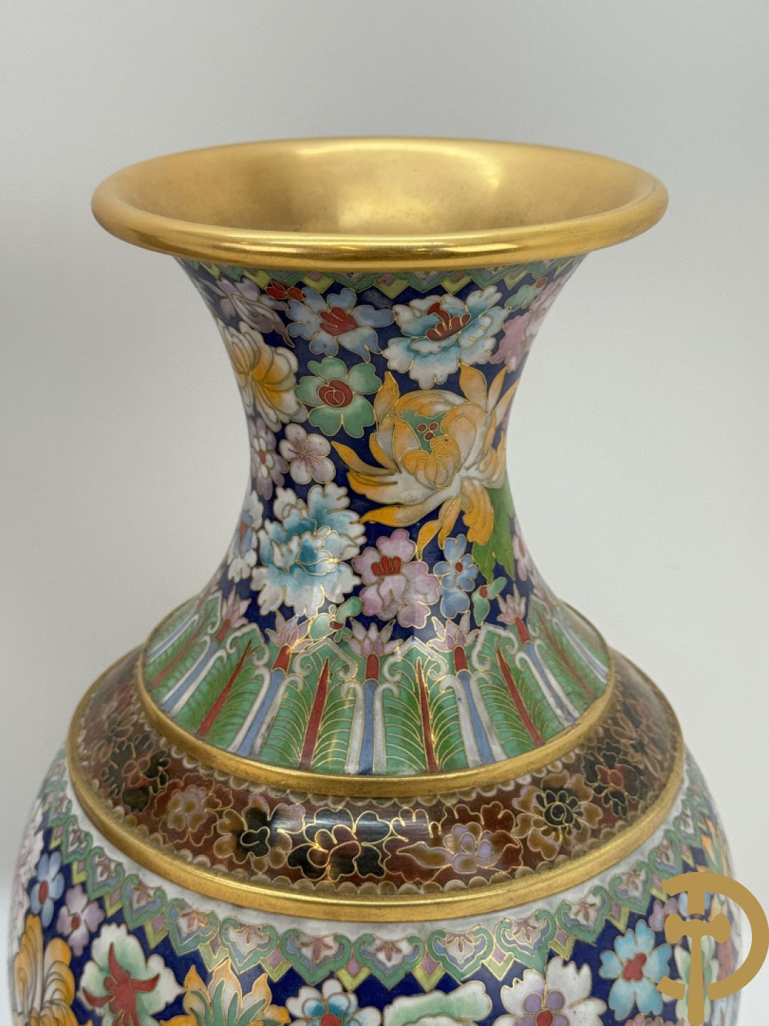 Paar cloisoné vazen met kleurrijk bloemendecor op houten sokkel