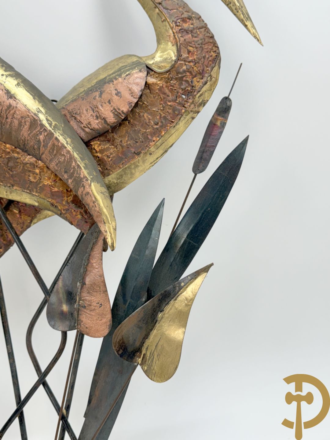 Paar vergulde metalen basreliefs met ooievaars en lisdoddes