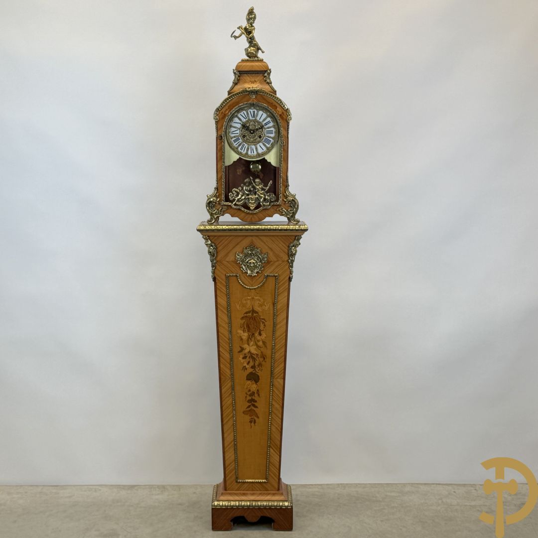 Notelaren pendule met bloemenmarquetterie en bronsbeslag, bovenaan bekroond met bronzen figuur - met bijhorende sokkel in notelaar met bronsbeslag