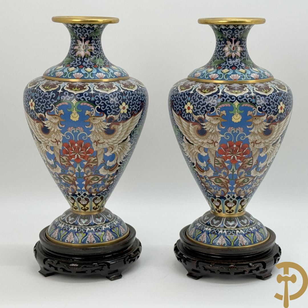 Paar cloisoné vazen met bloemen- en vogeldecor