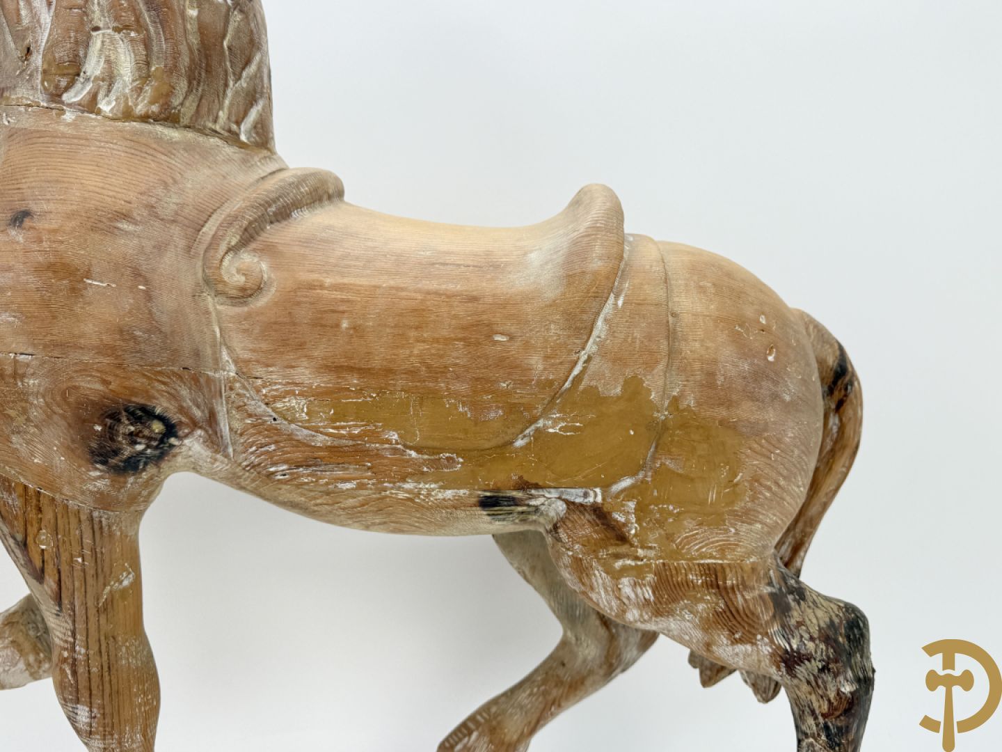 Houtgesculpteerd kinderpaard