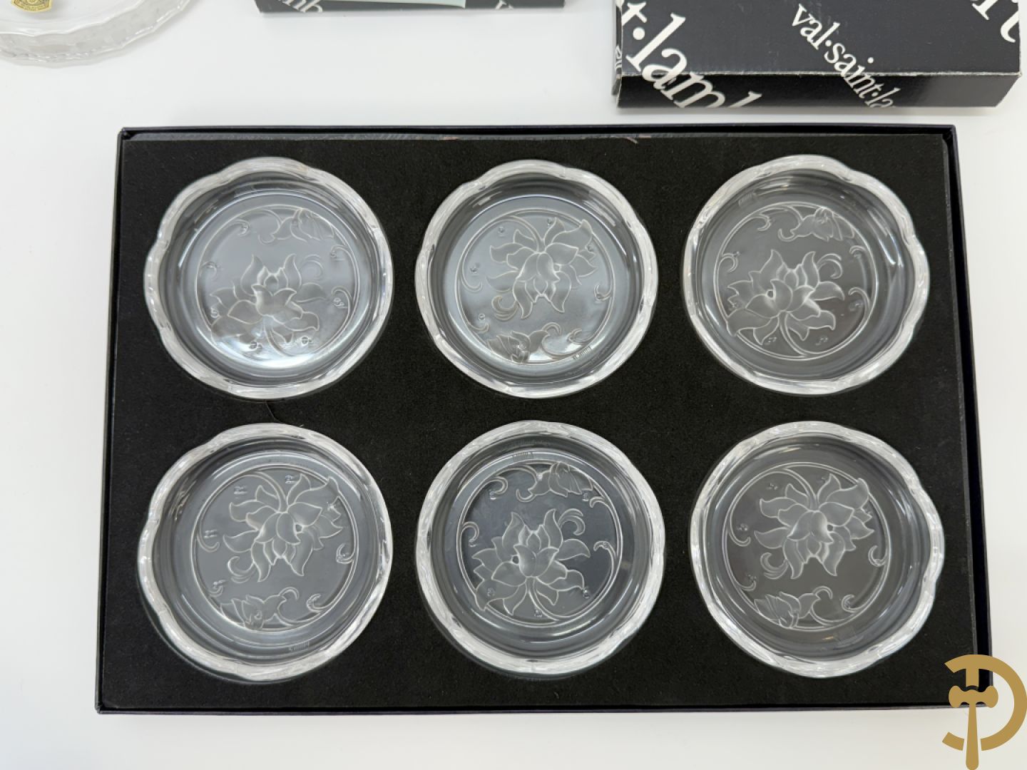 Twee x zes onderzetschaaltjes voor glazen + onderzetschaal voor fles + 4 Val-Saint-Lambert asbakken + blauwe geperste coupe Val-Saint-Lambert met vogeldecor + asbak Daum Nancy