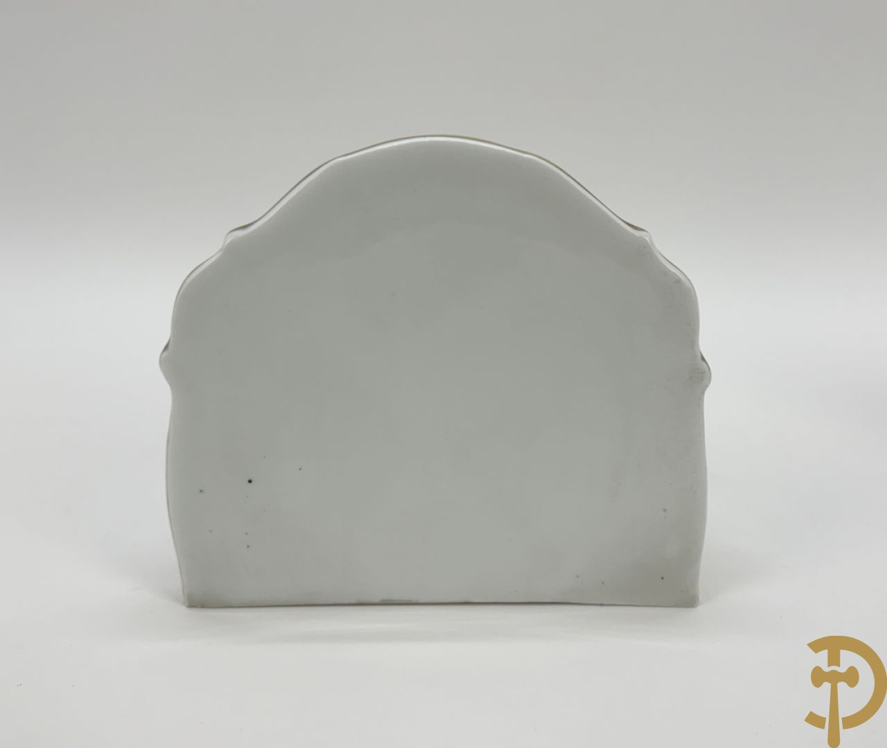 Paar porseleienen consooltjes met cupido