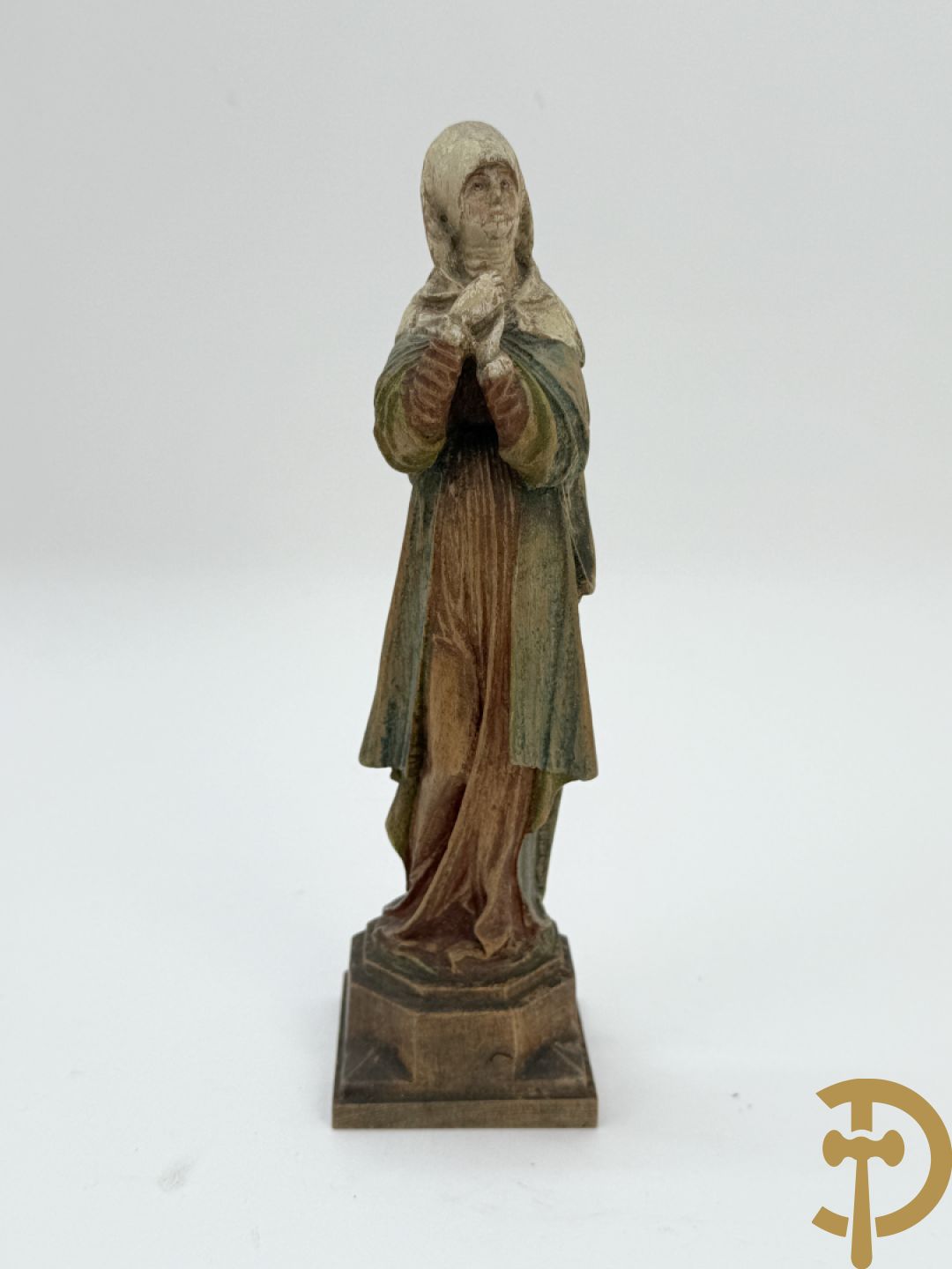 Twee Engelse meerkleurige keramieken sierstukken met personages + vier koppels Engelse biscuits + waterdrager in Royal Dux + 2 houtsculpturen