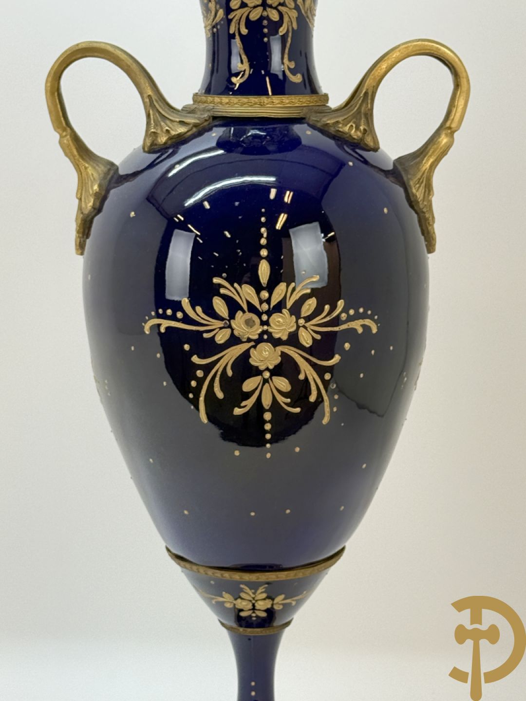 Paar Sèvres stijl vazen met bronzen oren en éénzijdig decor van cupido