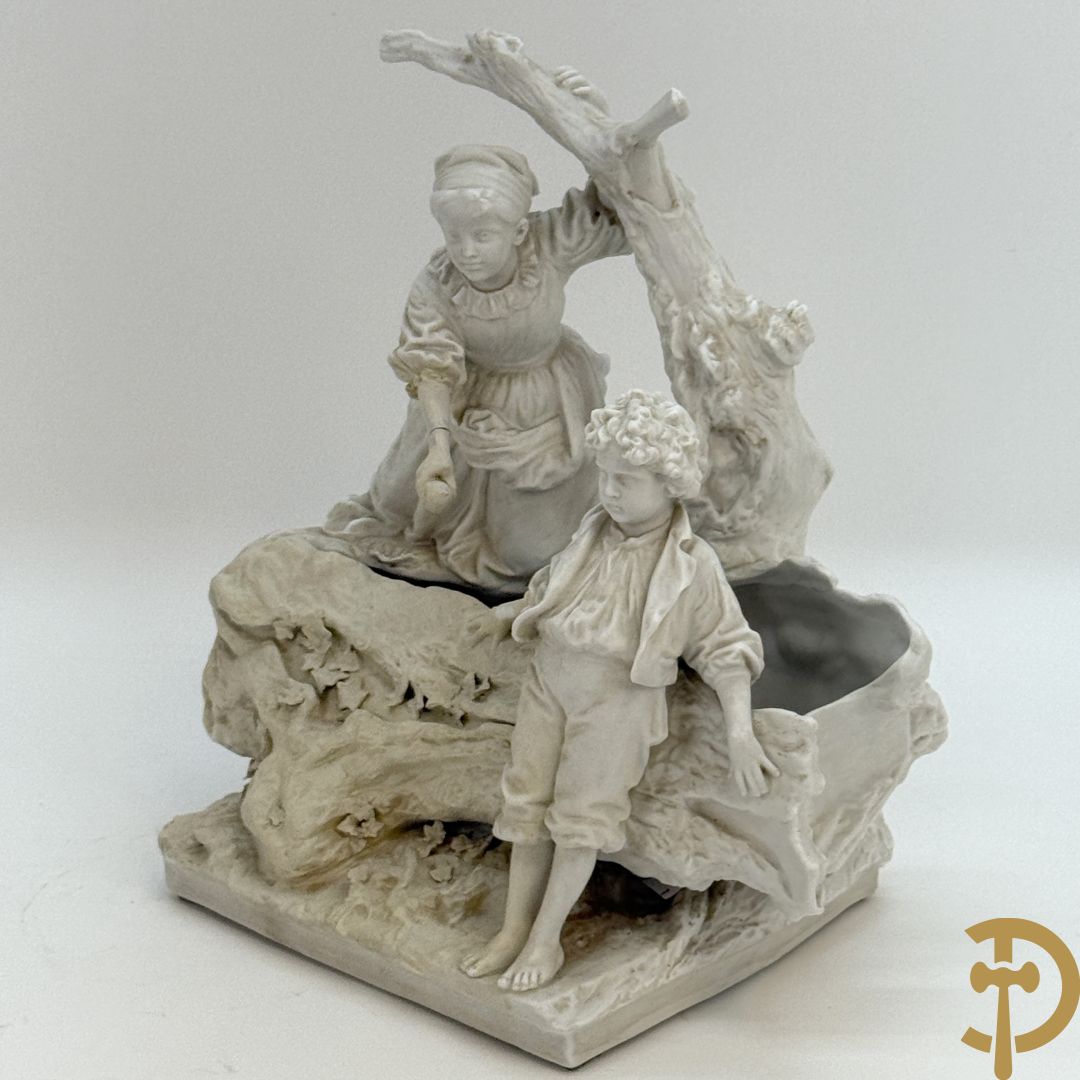 Ongetekend, witte biscuit van jongen en meisje bij boomstronk