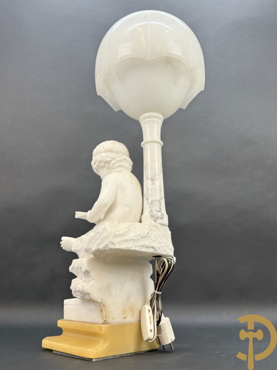 Albast beeld van jongen met boek en lamp