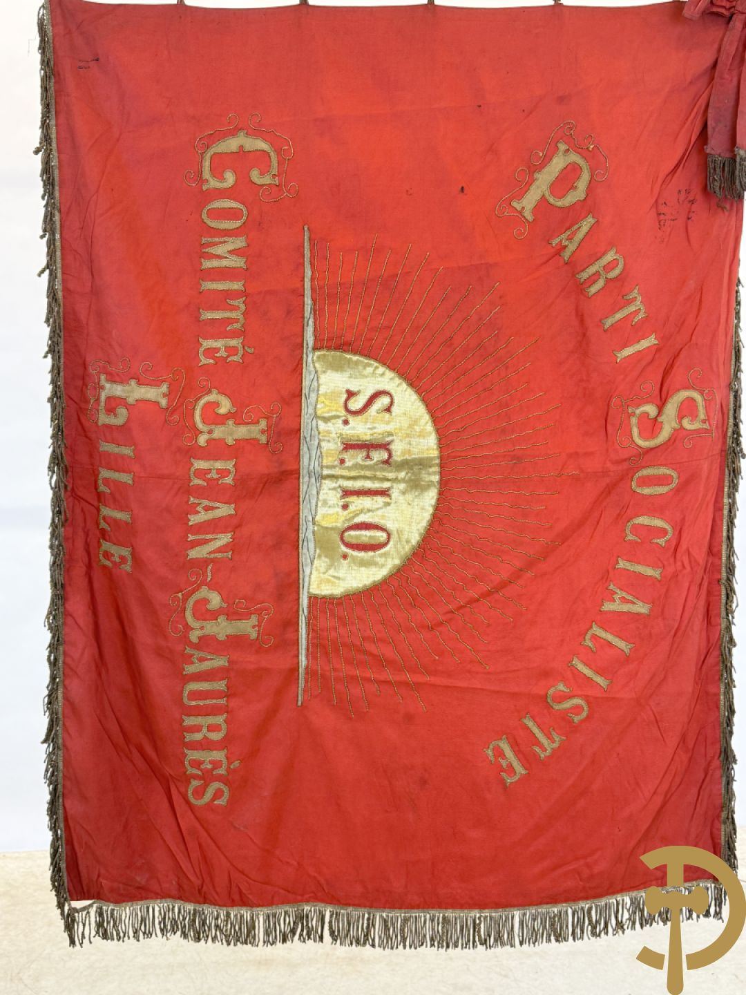 Franse vaandel met gouden gesculpteerde helm bezet bovenaan, Parti Socialiste S.F.I.O. Comité Jean Jaures Lille, gemerkt Fabriqué de Drapeaux de Societés Insignes Moyart-Castin, 3 Rue des Chats Bossus Lille
