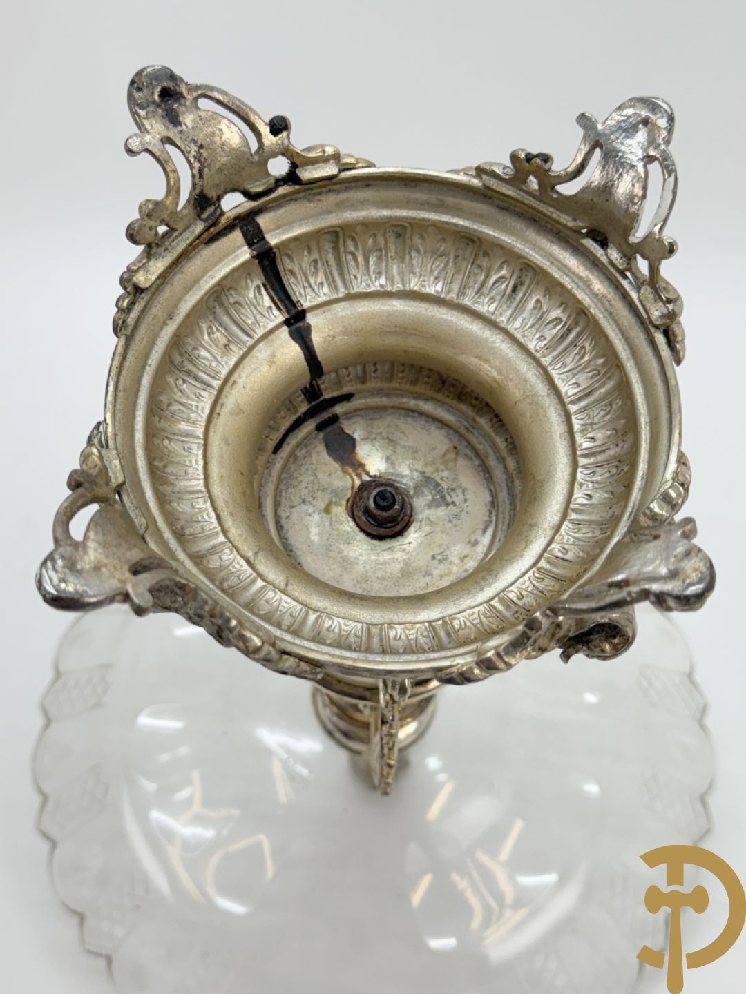 Verzilverde pique fleur met coupe en Neo Renaissance motieven