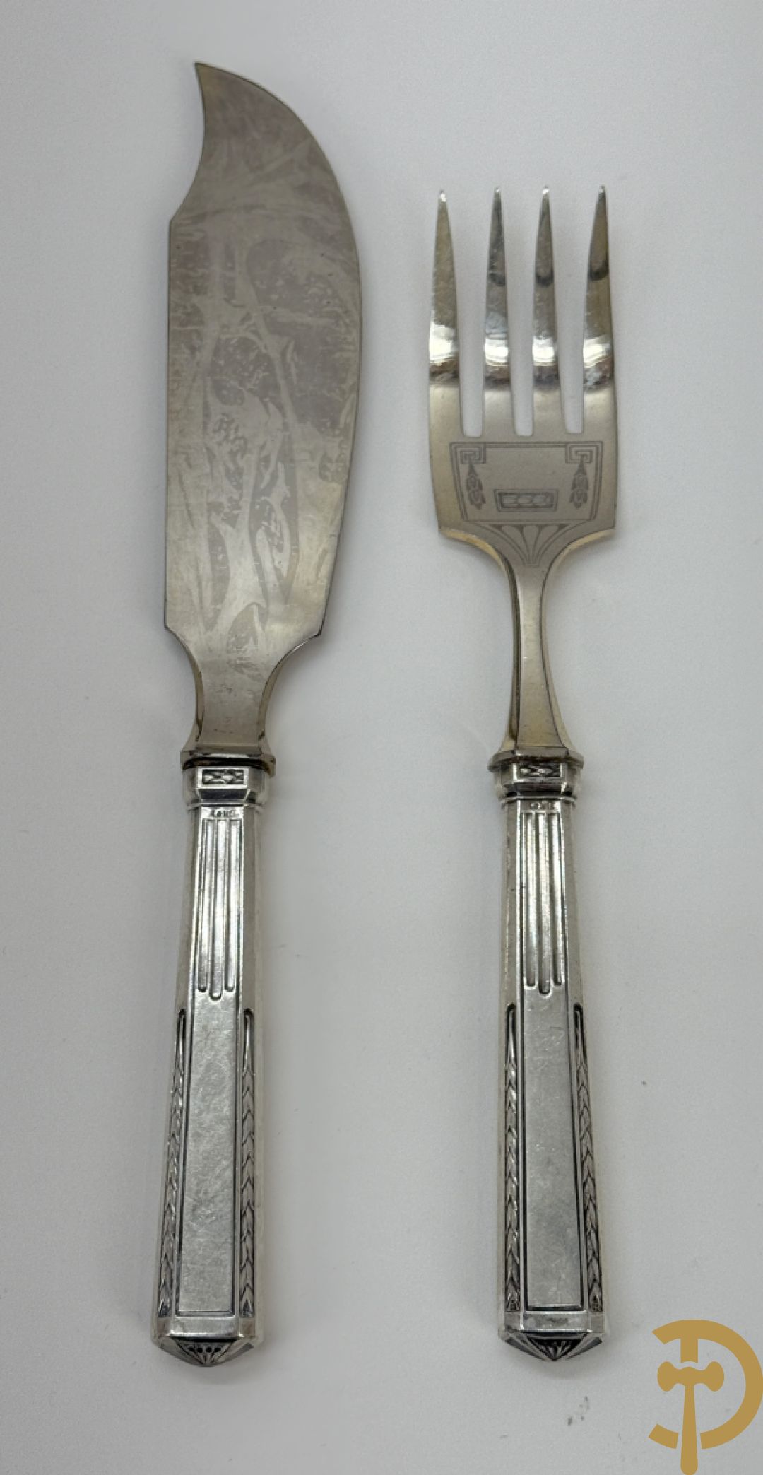 Schrijn met taartschep en 4 dessertvorkjes + 2 theezeefden + wildbestek