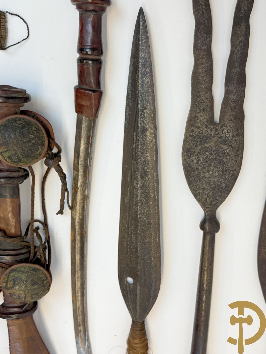 Zes Afrikaanse machetes, 4 speren, bronzen ruilmiddel en 2 bronzen armbanden
