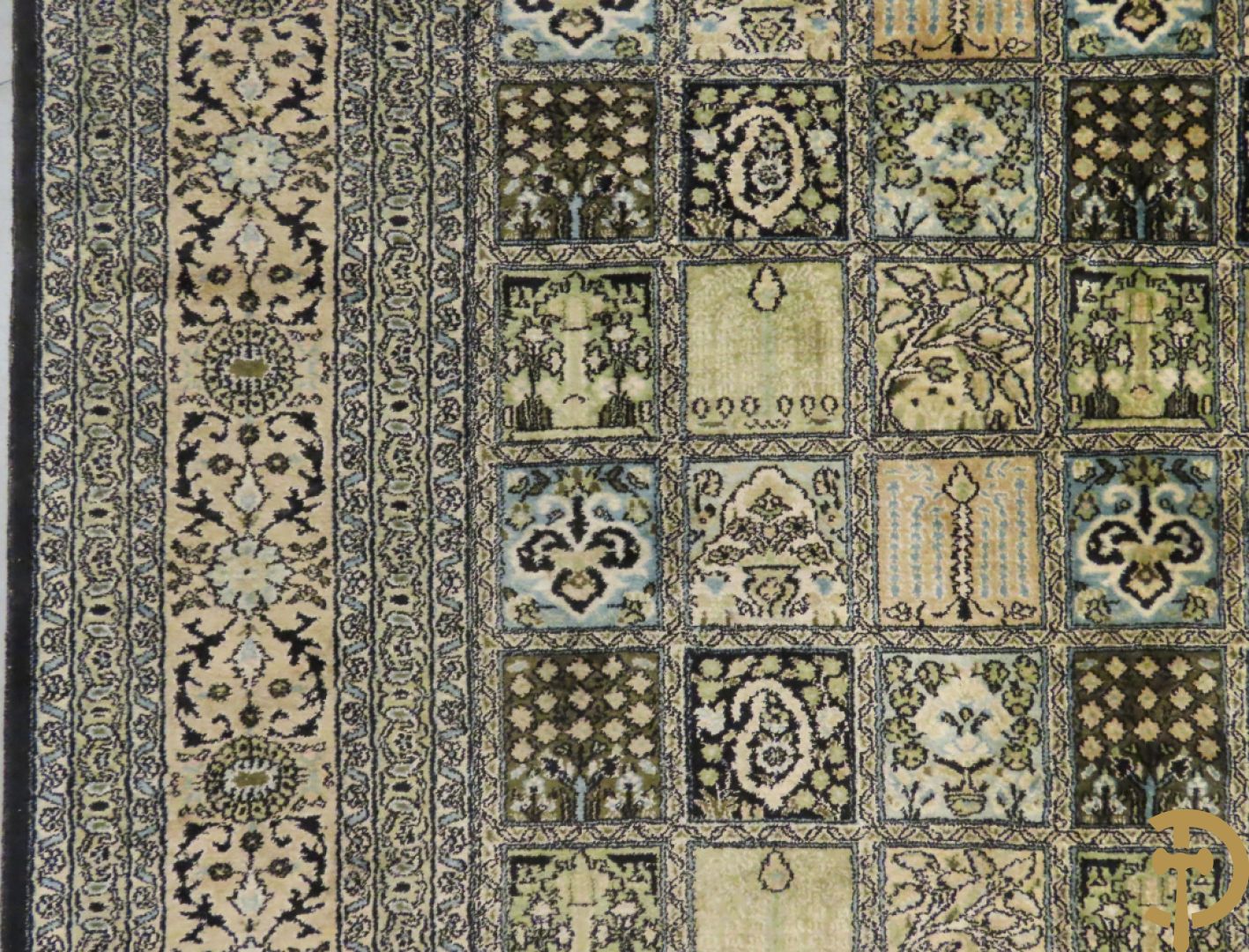 Oosters handgeknoopt tapijt zijde op katoen met patronen