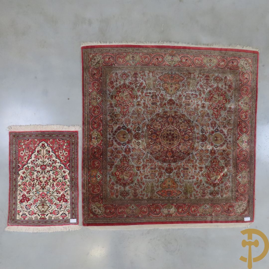 Oosters handgeknoopt tapijt zijde op katoen met bloemenpatronen, vogelmotieven en decor van amfoorvazen + Oosters handgeknoopt tapijt met decor van bloemen en amfoorvaas