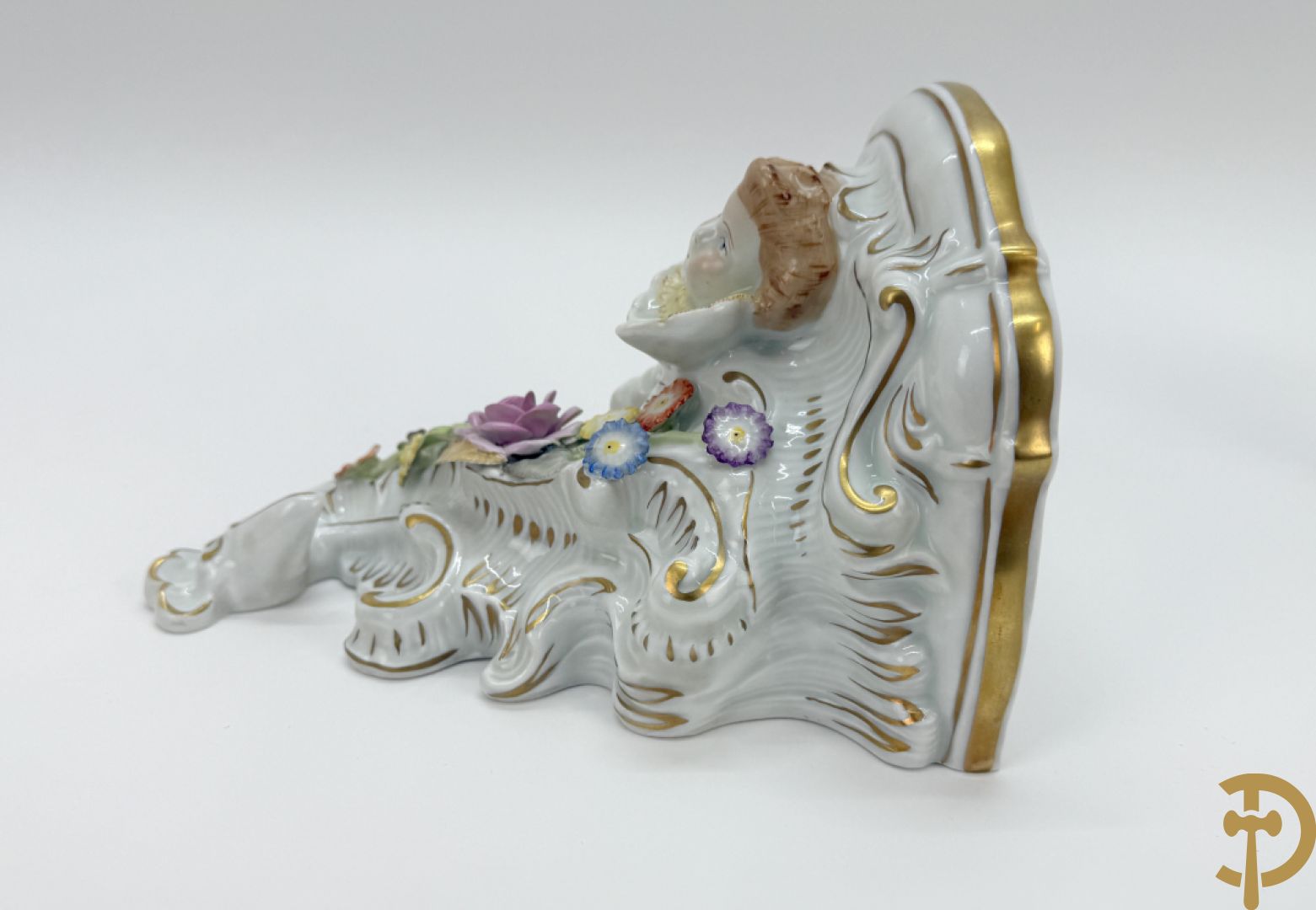 Paar porseleienen consooltjes met cupido