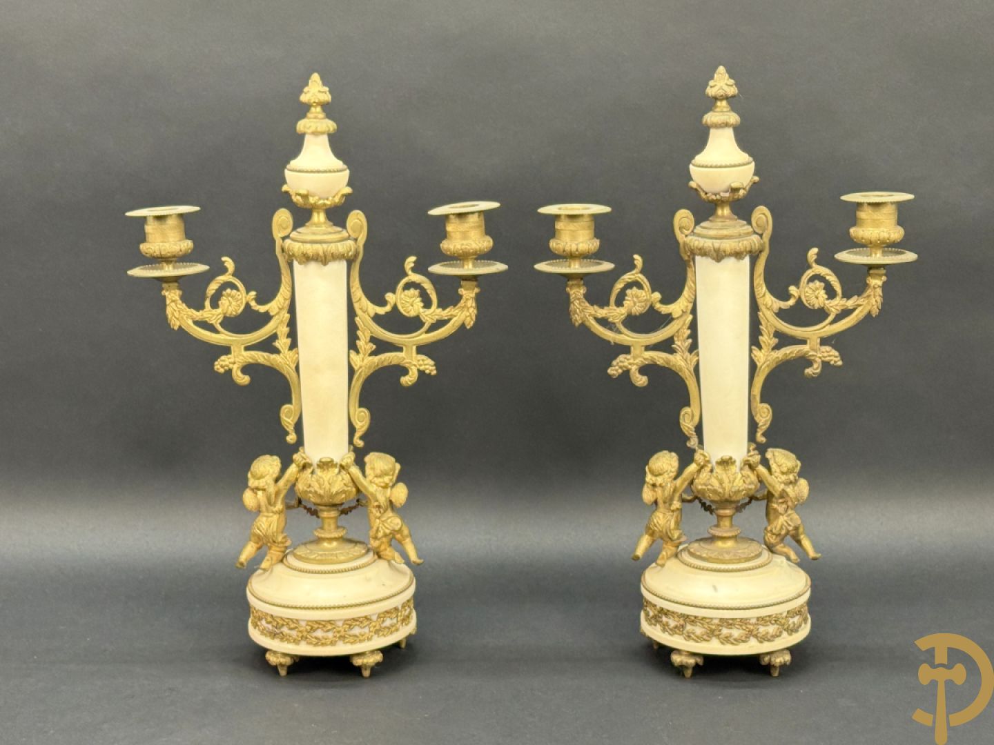 Paar marmeren kandelaars met bronzen cupido