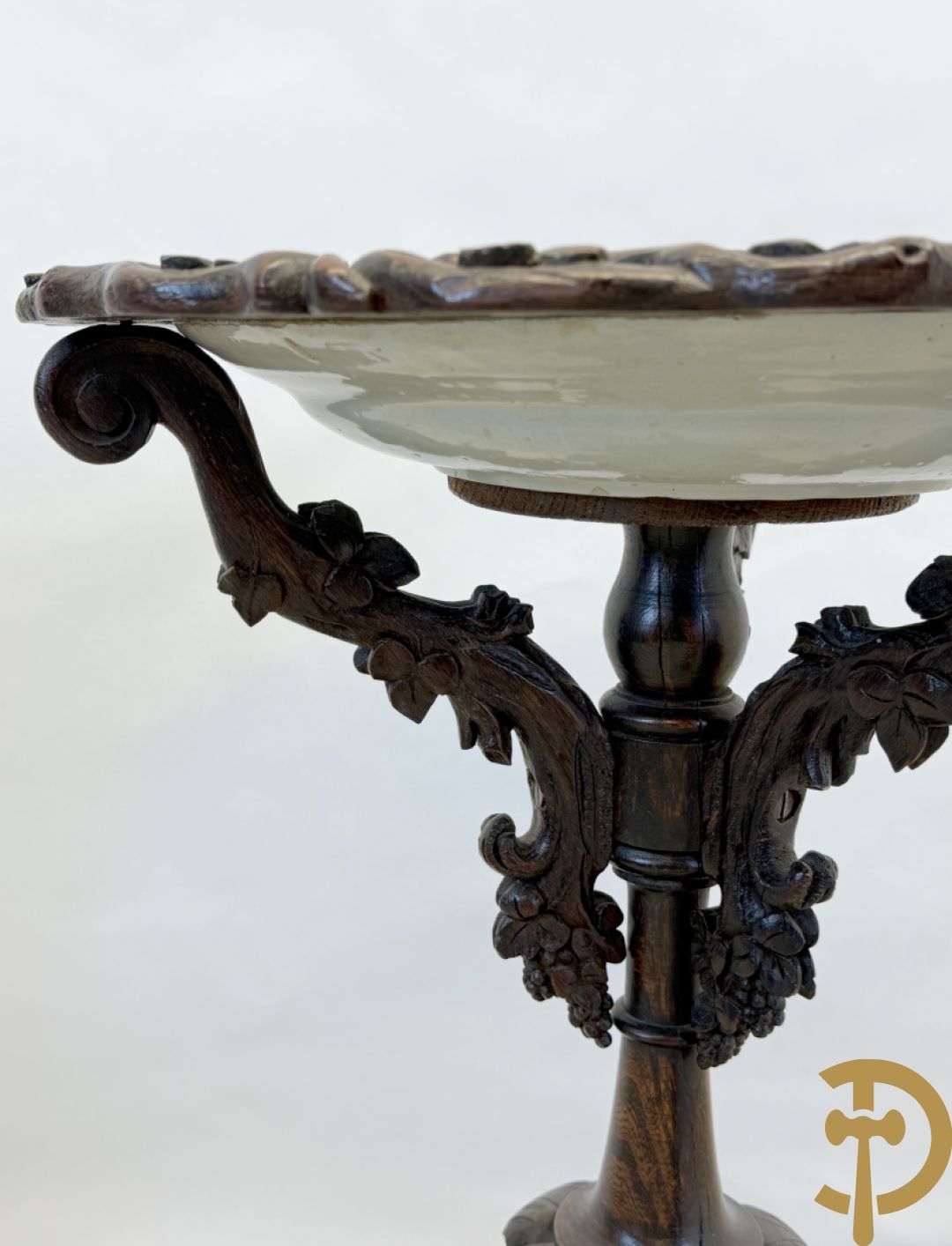 Neo Renaissance staander op driepikkel met bladranken gesculpteerd, binnenin met Delfts bord