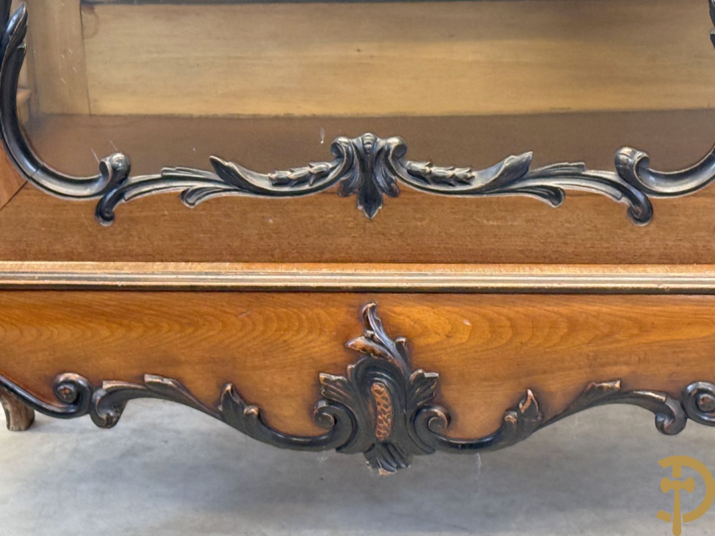 Franse notelaren vitrine met Louis XV motieven en fruitranken, bovenaan bezet met amfoor, 19e