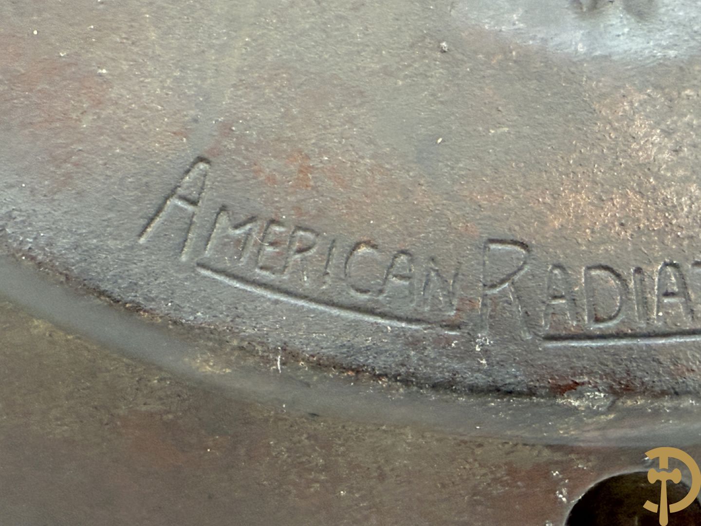 Metalen ovale schotel met dame omgeven door bloemen en accanthusranken, achteraan getekend American Radiator Cie