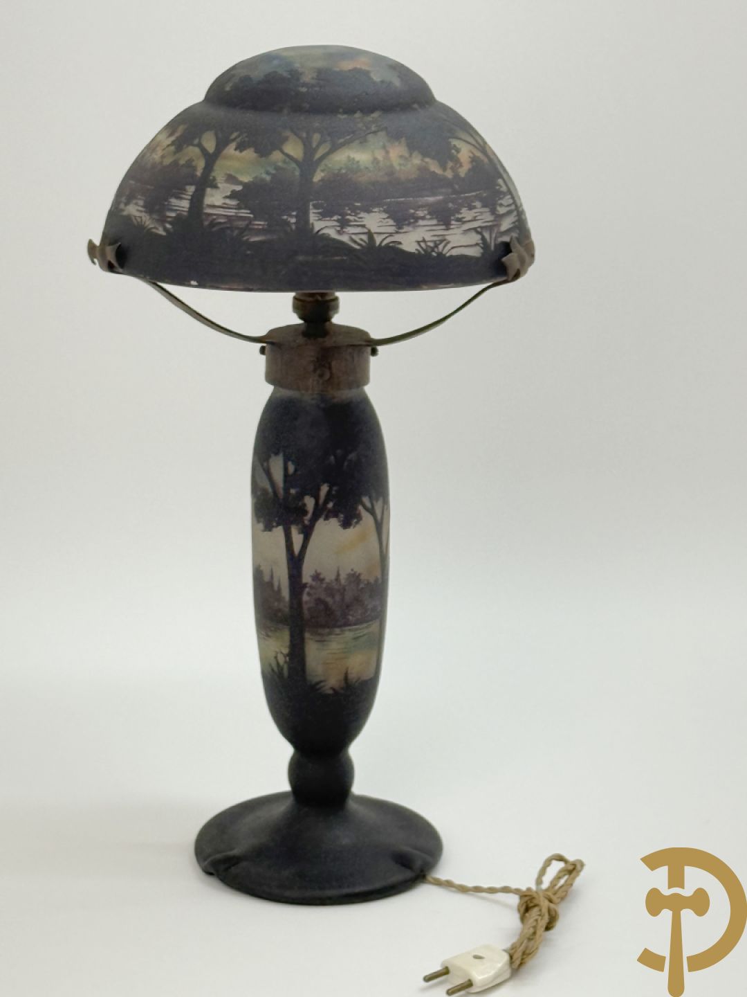 Pate de verre lampadaire Art Deco met geïriseerd lanschapsdecor, Müller Frères Luneville getekend