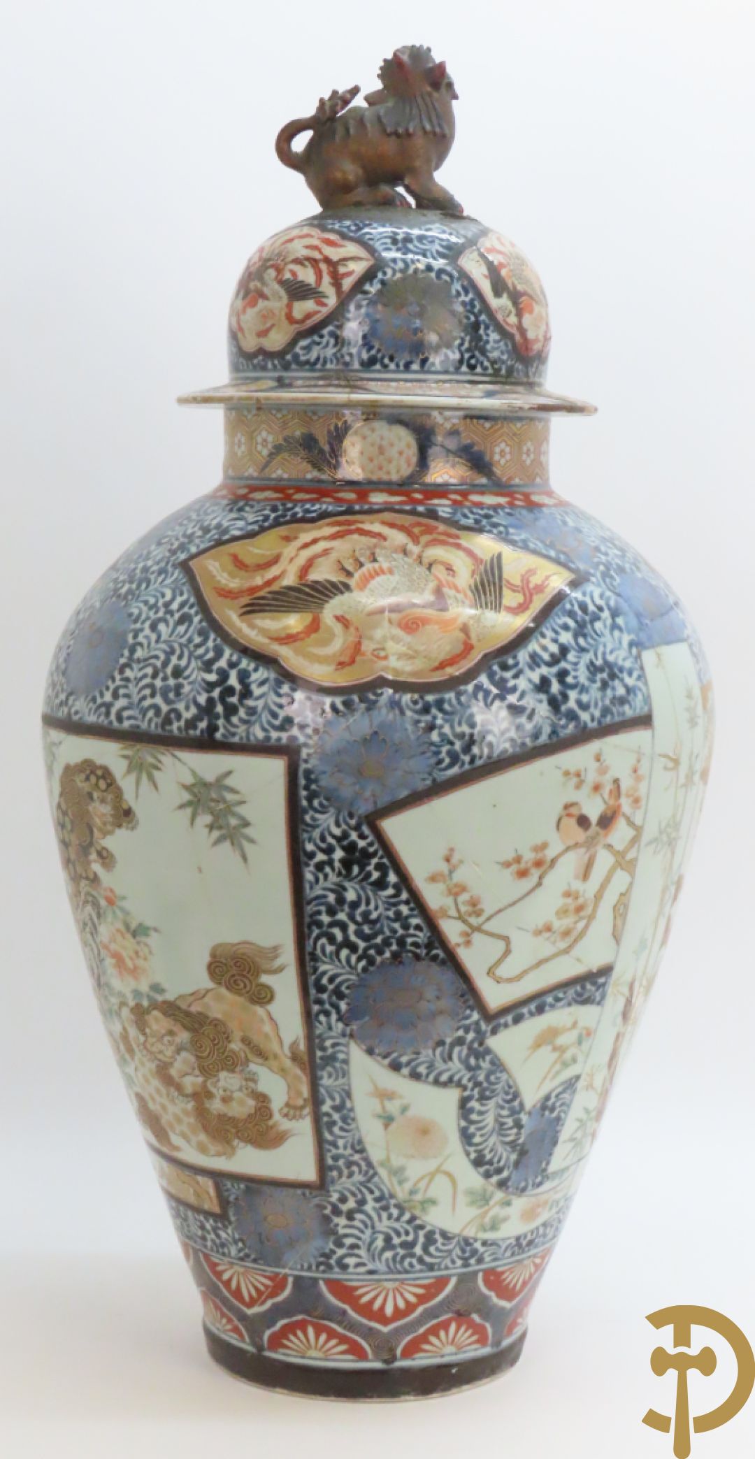 Grote Japanse Imari dekselpotiche bezet met fo hond en natuurtaferelen