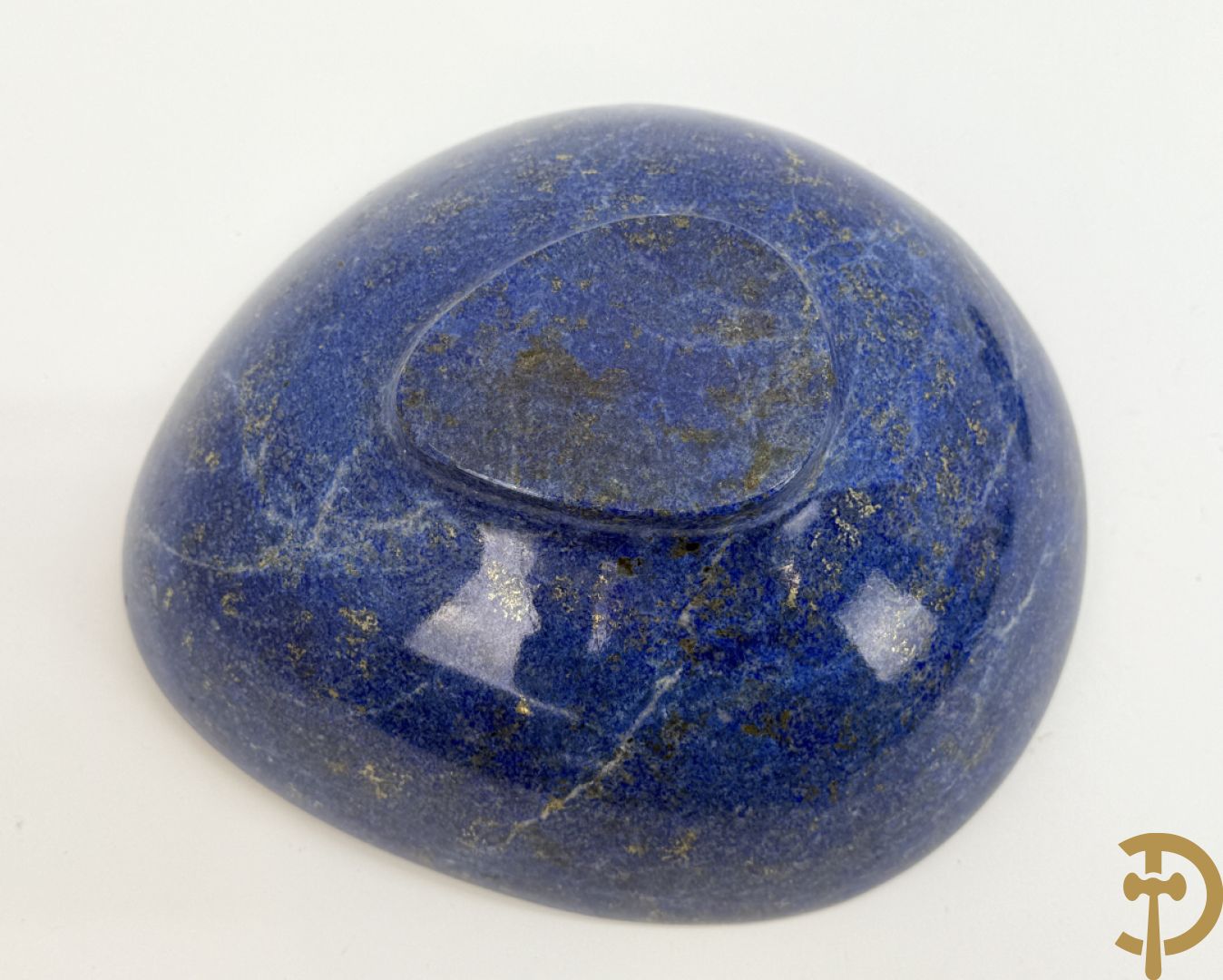 Wolf Helmut (getekend onderaan) twee ledige gepolierde schaal/bowl op voet van halfedelgesteente lapis lazuli met golvende rand onder getekend WOLF H. (Steinbildhauer, Edelsteingestalter, aus Kirschweiler, Idar-Oberstein) - (nieuwprijs 20.000 €)