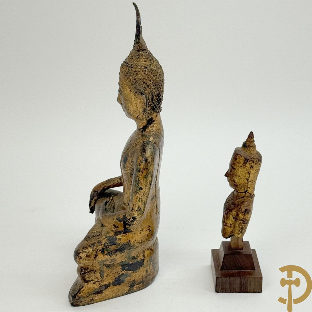Bronzen zittende boedha in verloren was techniek + fragment van Tibetaans vergulde boedha + bronzen boedhahoofd op houten sokkel