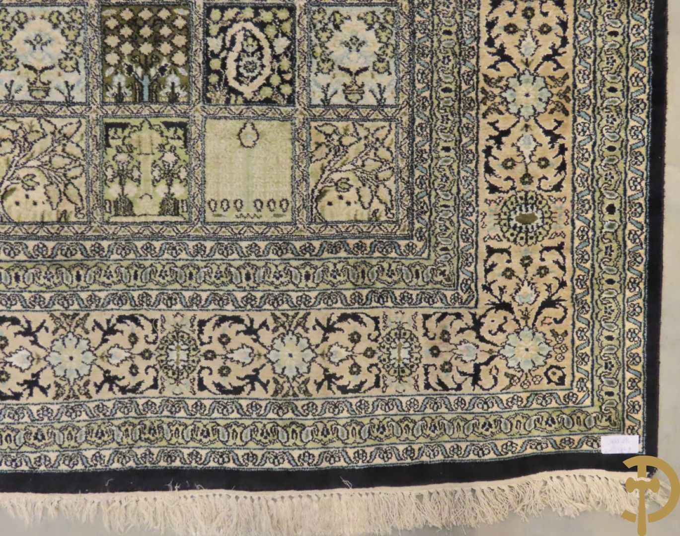 Oosters handgeknoopt tapijt zijde op katoen met patronen