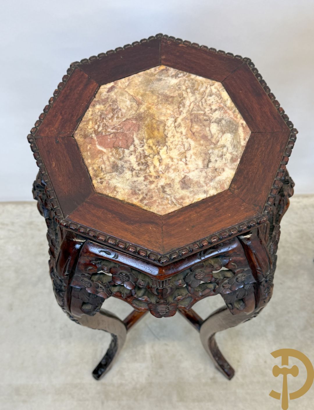 Paar hoge achthoekige Chinese sokkels met bloemensculptuur