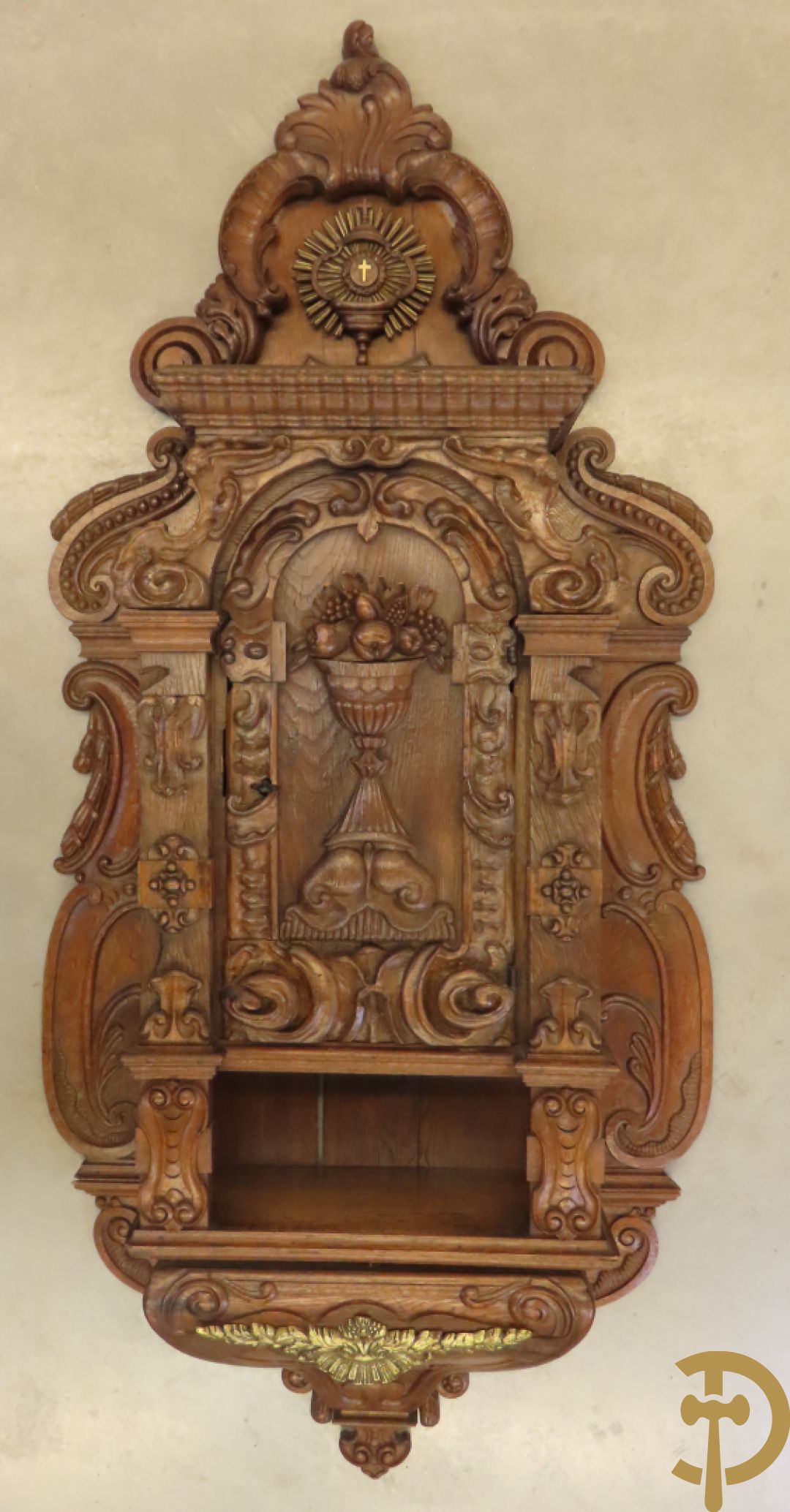 Massief eiken hangtabernakel + religieus brocaat