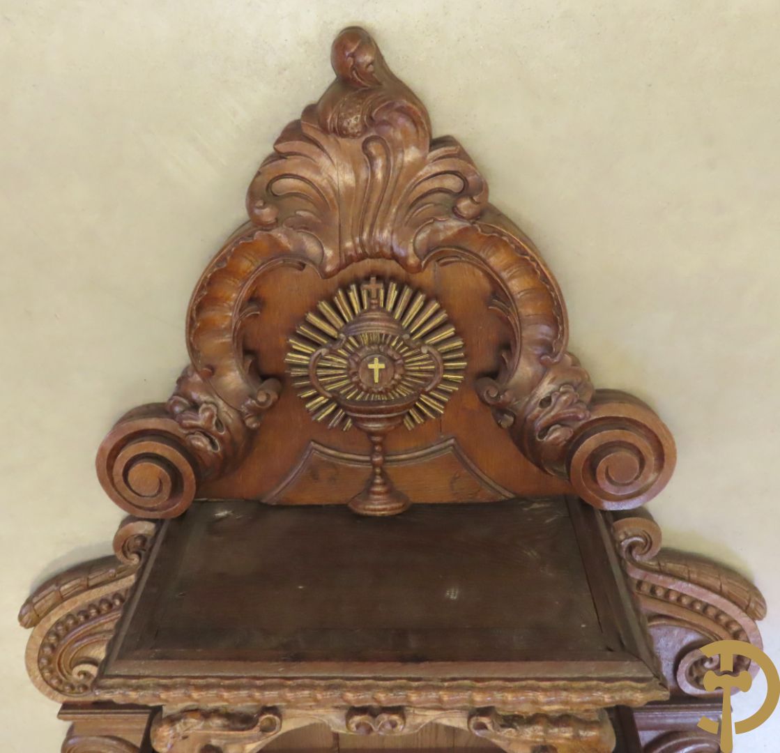 Massief eiken hangtabernakel + religieus brocaat