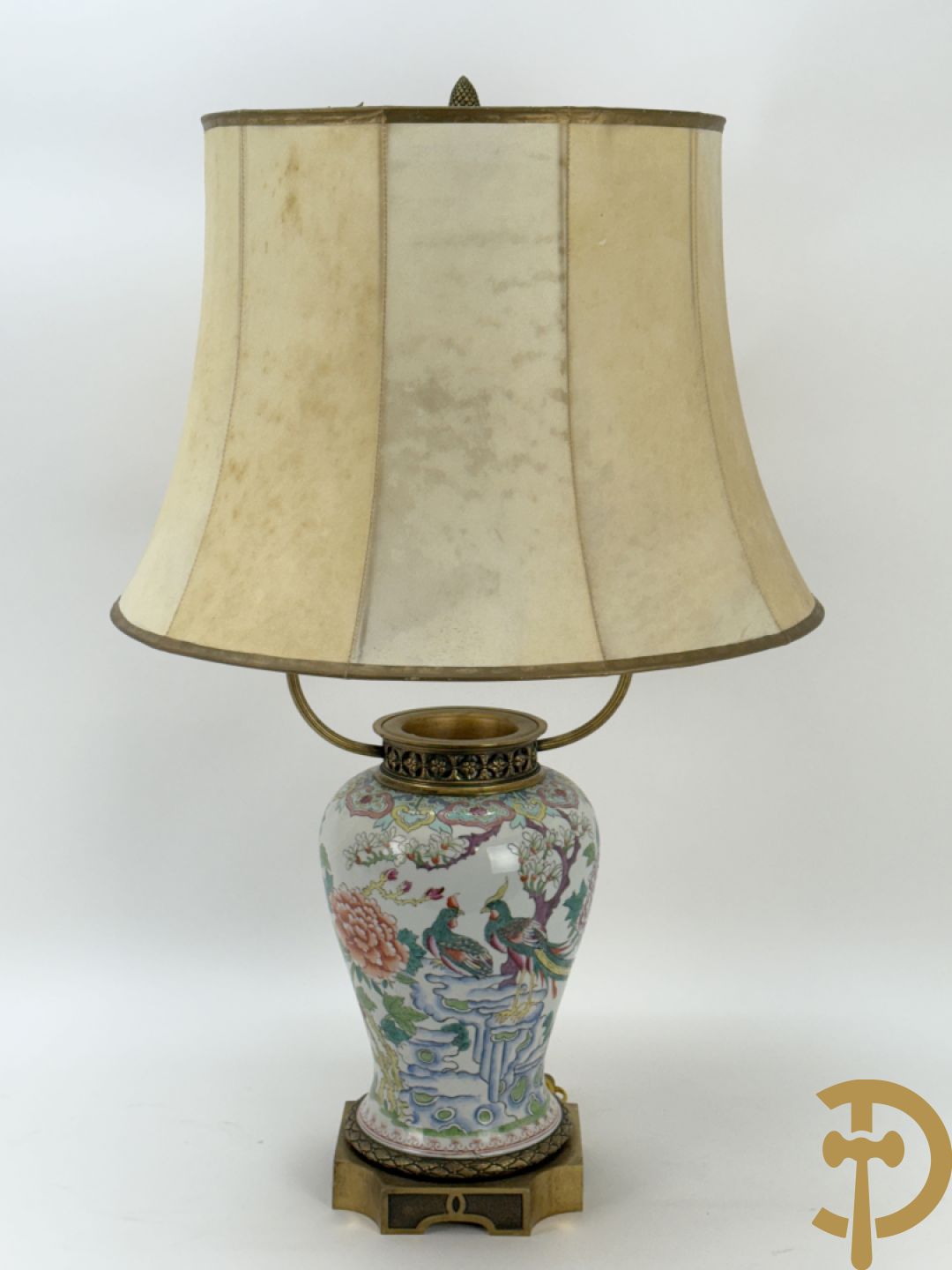 Porseleinen vaas met decor van vogels en pioenrozen, Samson, gemonteerd als lampadaire