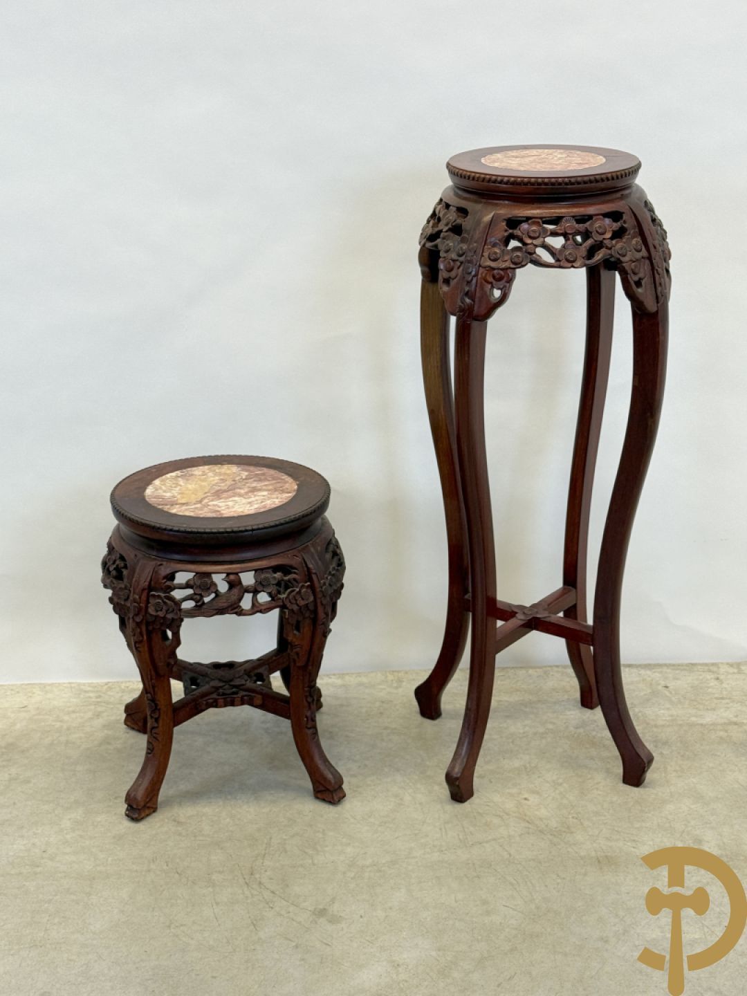 Chinese hardhouten sokkel met bloemensculptuur + Chinese hardhouten sokkel met bloemen- en vogelsculptuur