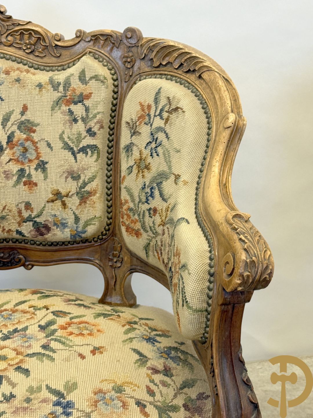 Paar armzetels bezet met petit points + 2 bijhorende stoelen