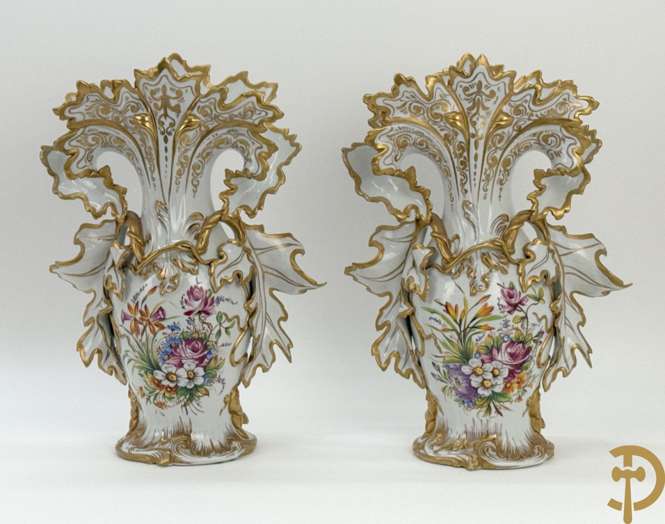 Paar porseleinen cornetvazen met bloemendecor, deels verguld, gemerkt Capo di Monte